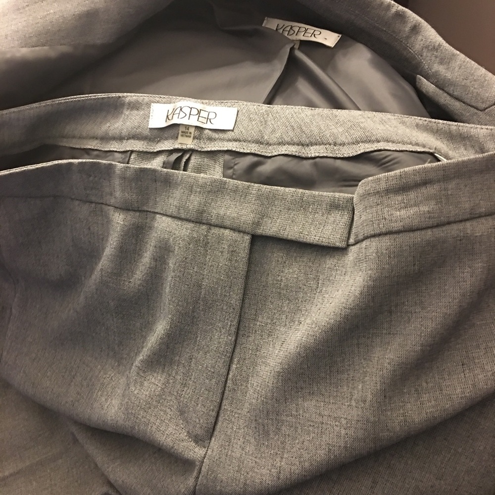 Two piece suit - Picture 5 of 6